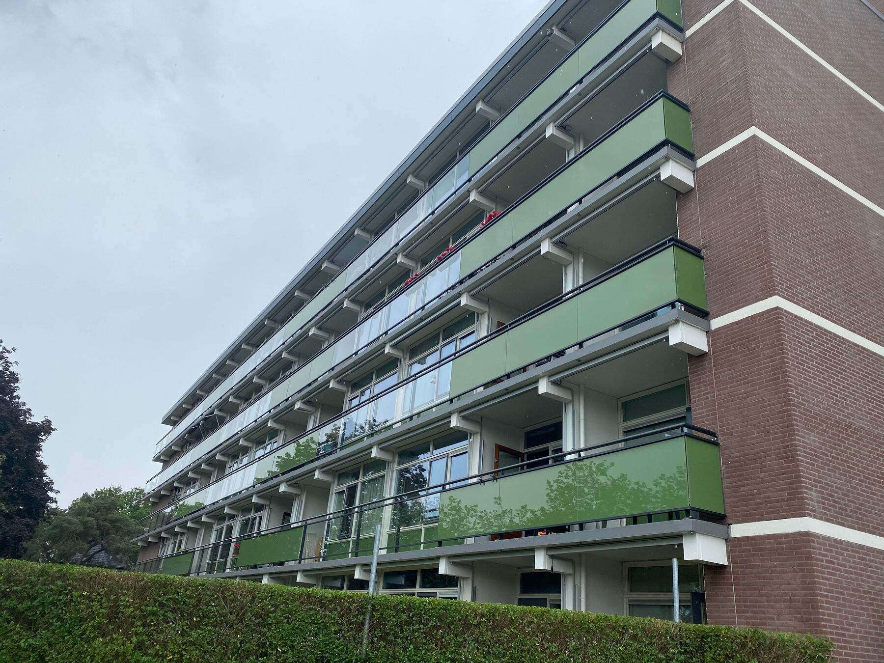 Woongebouw met glazen balkonafscheidingen