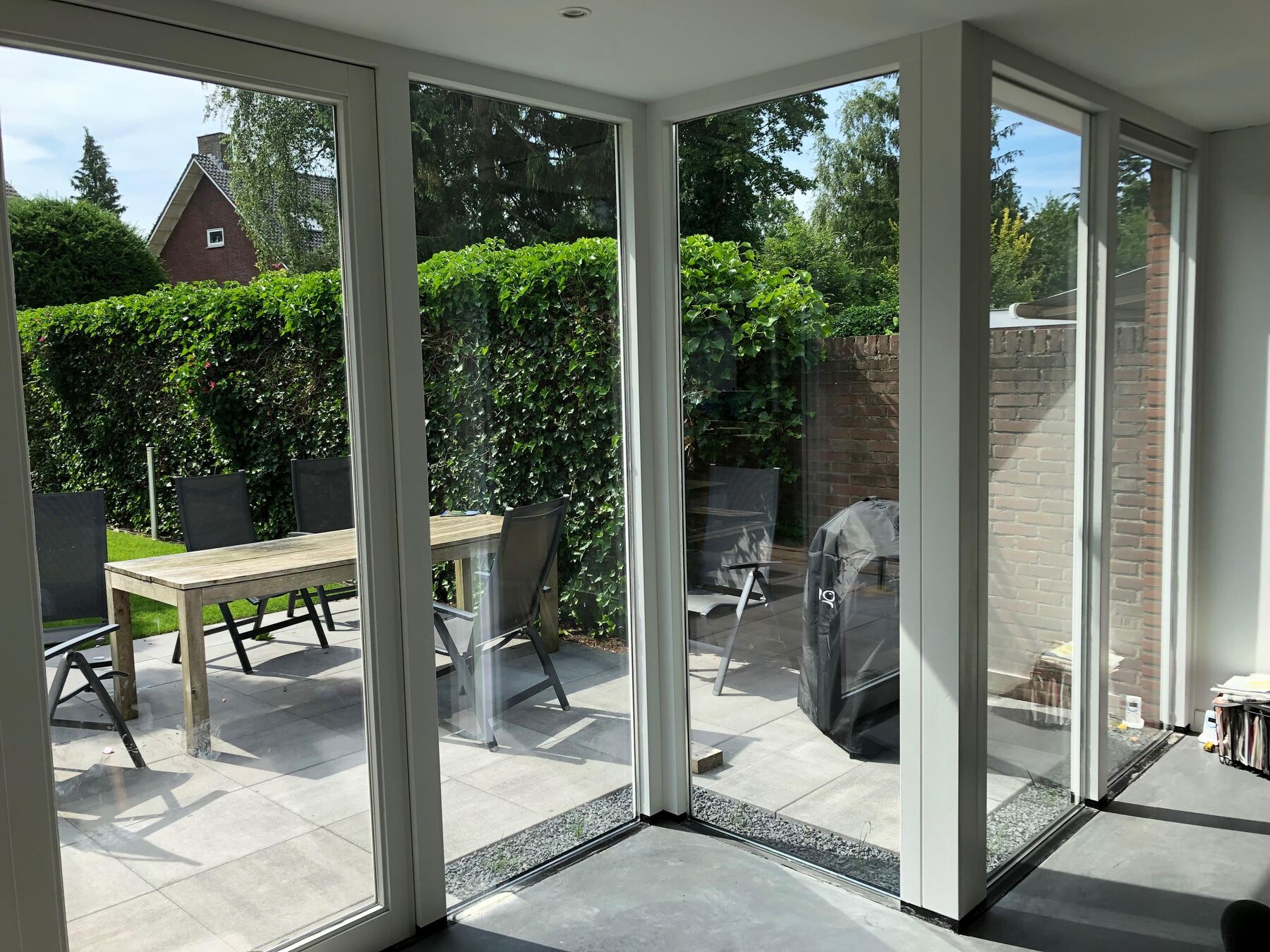 Hoekpui met vast glas naar de tuin