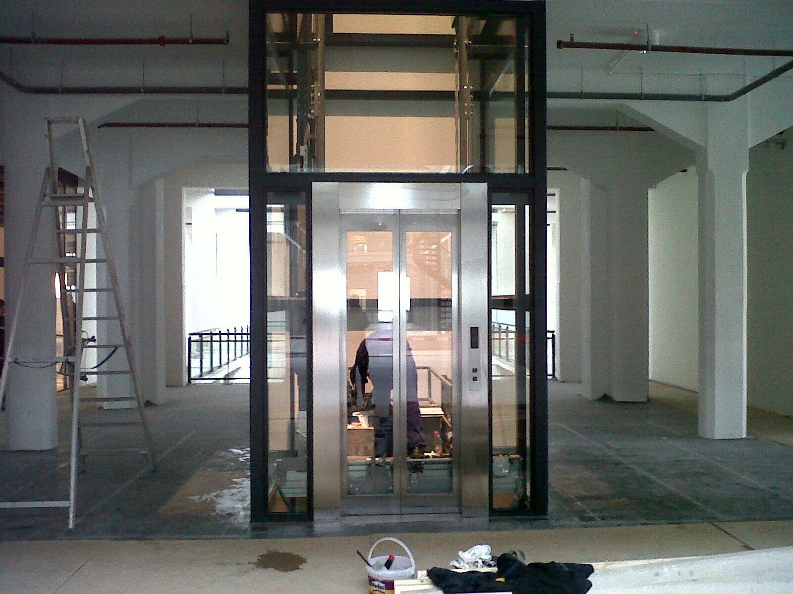 Glazen liftschacht in aanbouw