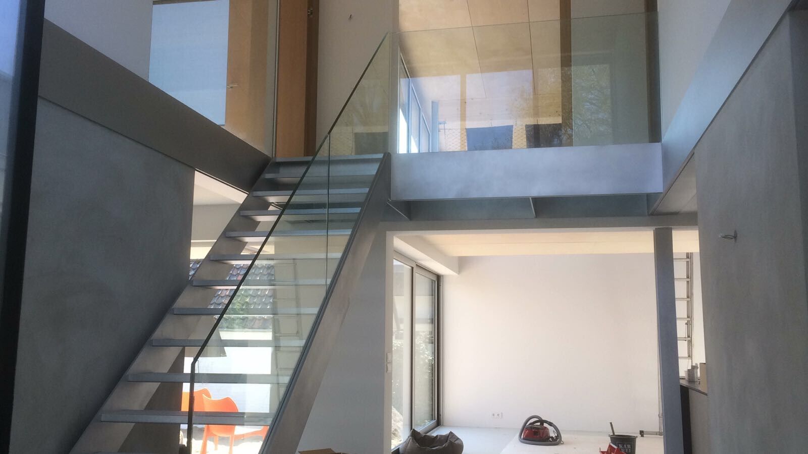 Glazen balustrade langs een trapgat