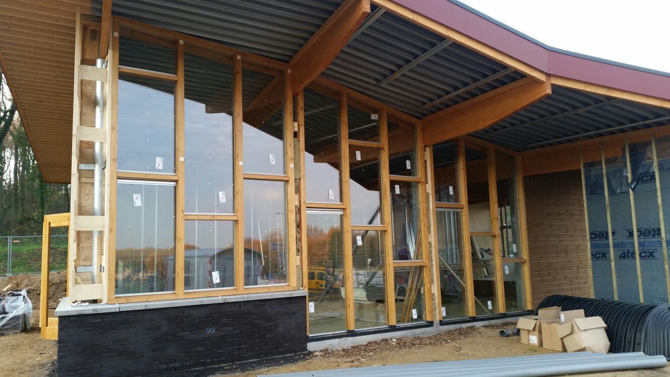Pui met grote glasvlakken in aanbouw